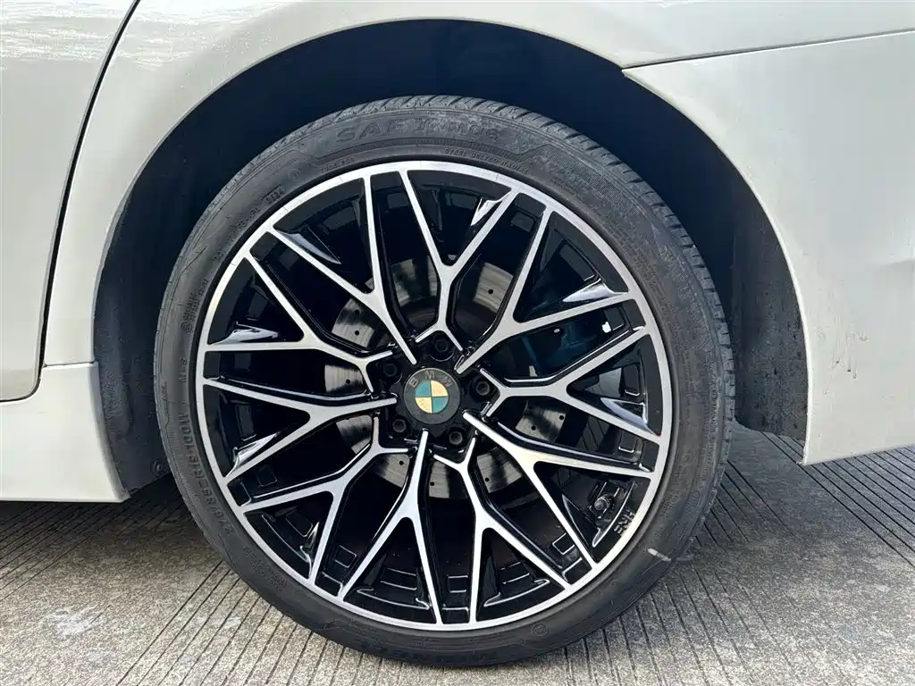 BMW 5 Series 2012 — фото 26