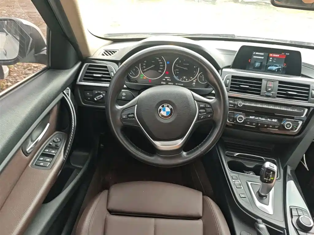 BMW 3 Series 2018 — фото 11