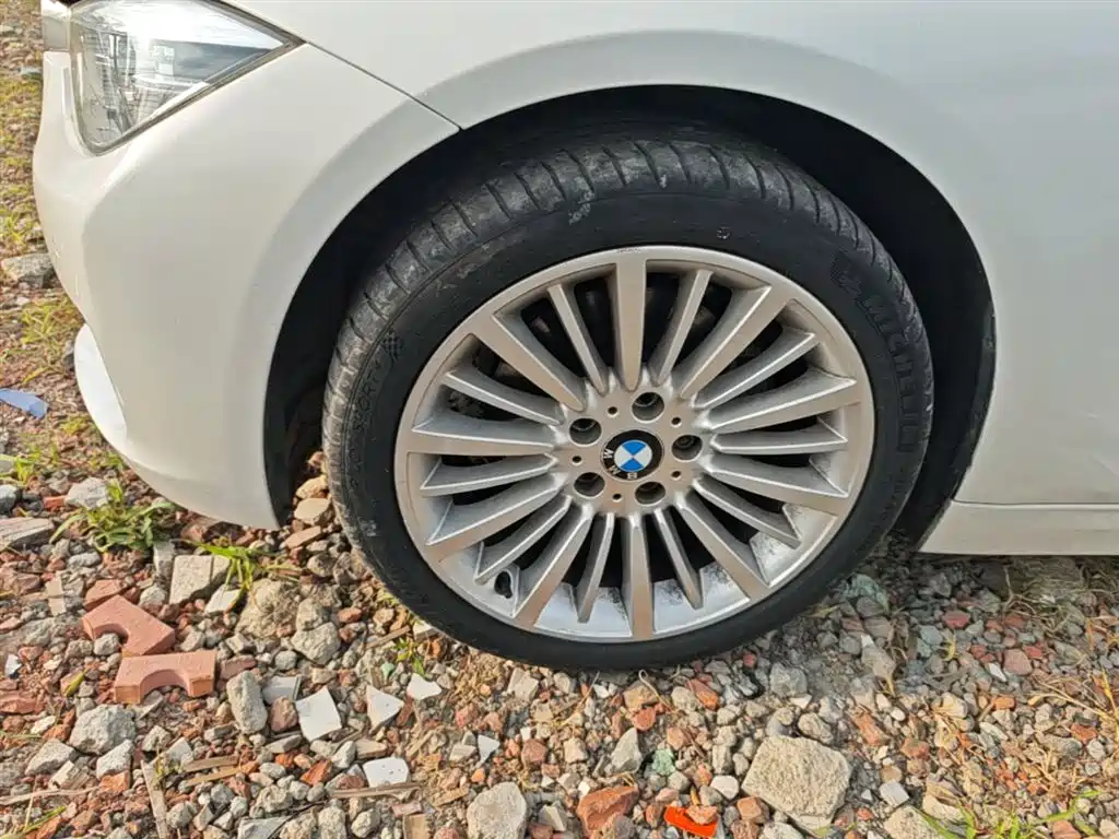 BMW 3 Series 2018 — фото 23