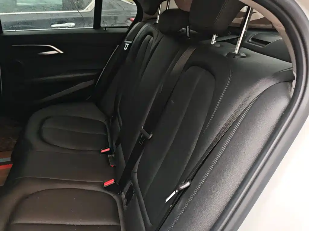BMW 1 Series 2018 — фото 14