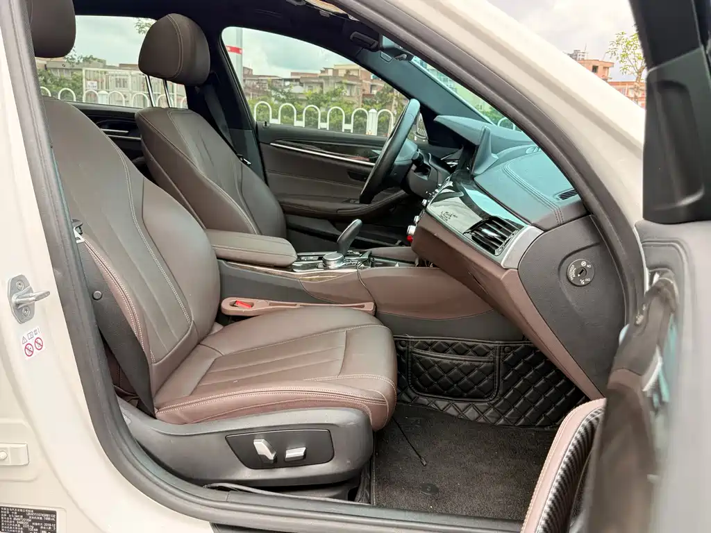 BMW 5 Series 2019 — фото 18
