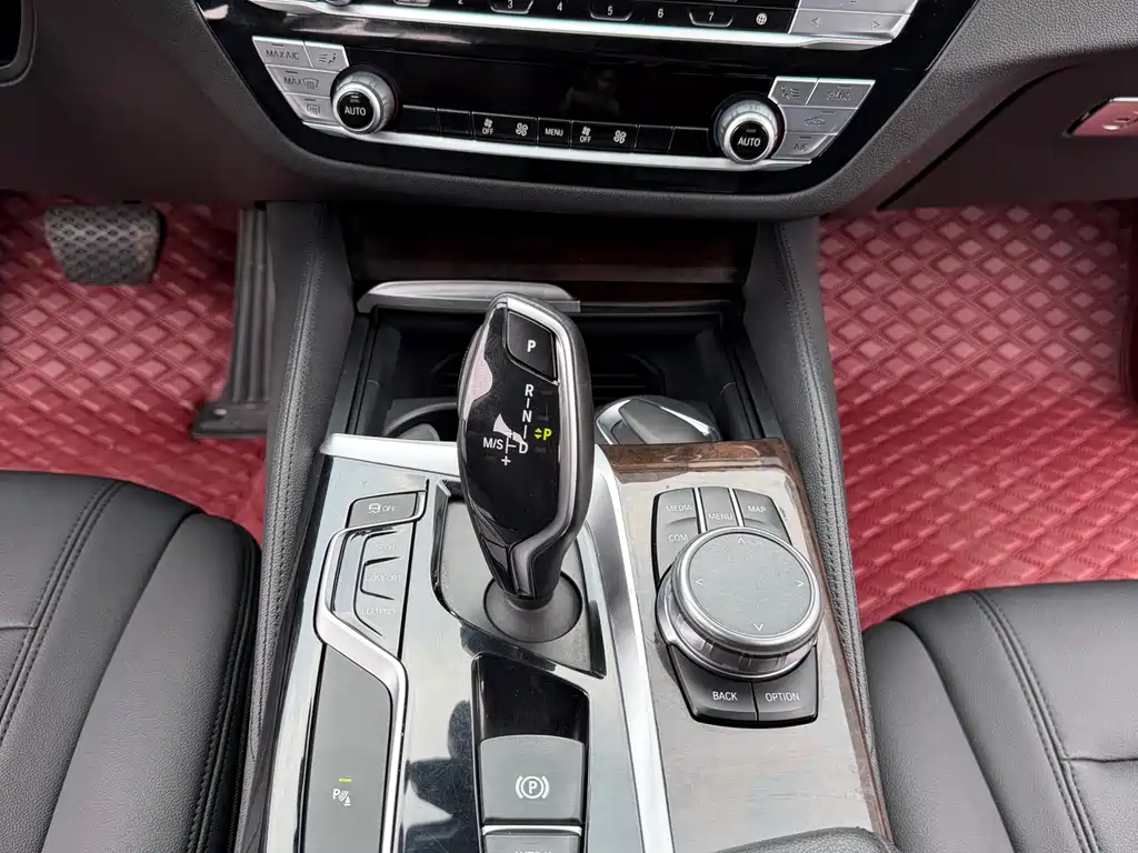 BMW 5 Series 2018 — фото 20
