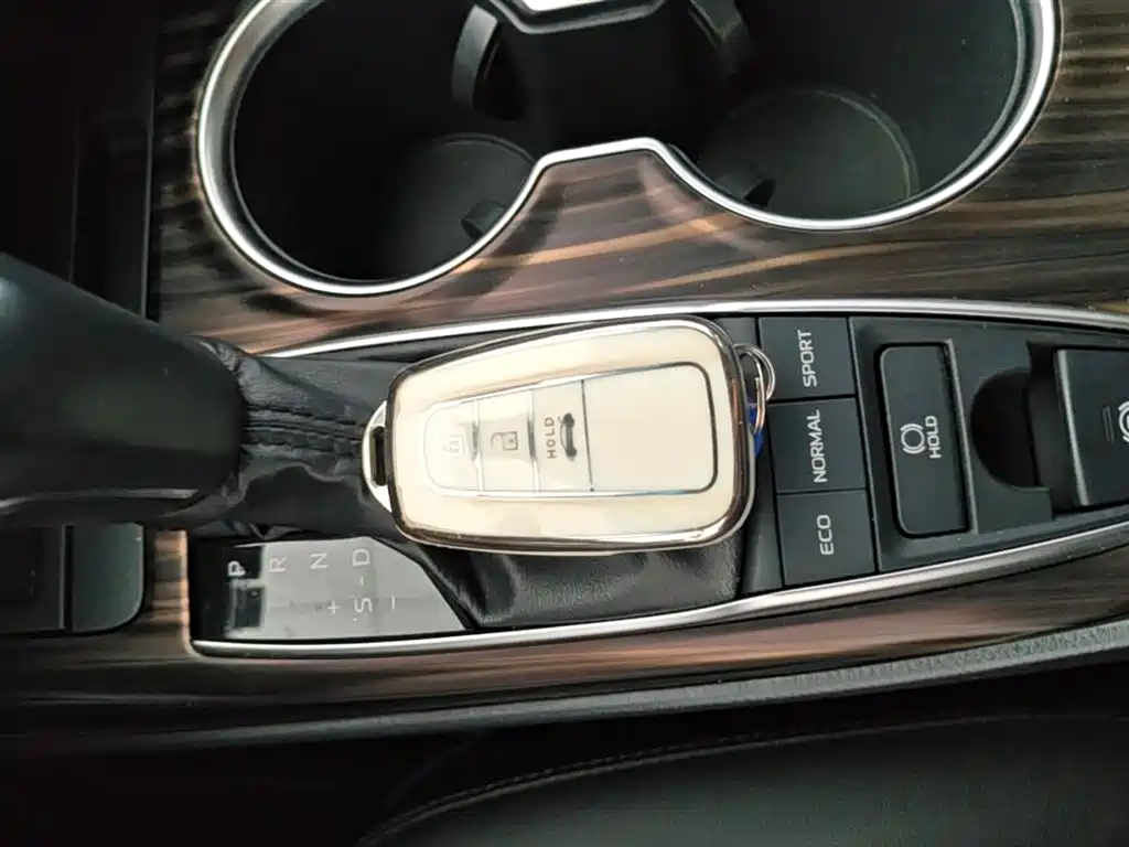 Toyota Camry 2020 — фото 9