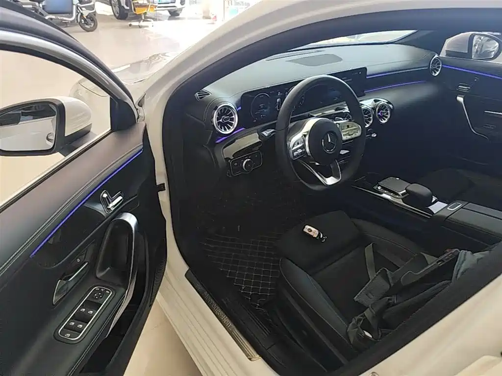 Mercedes-Benz A-Class 2023 — фото 16