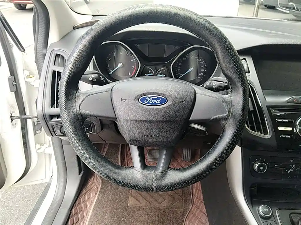 Ford Focus 2017 — фото 11