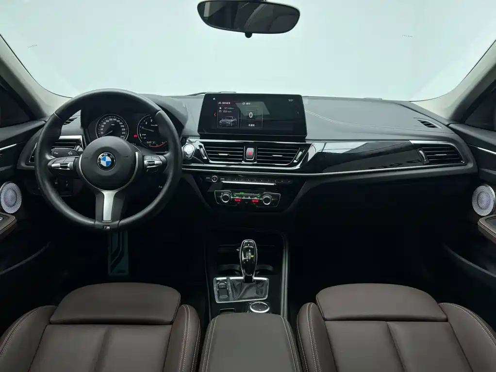 BMW 1 Series 2023 — фото 12
