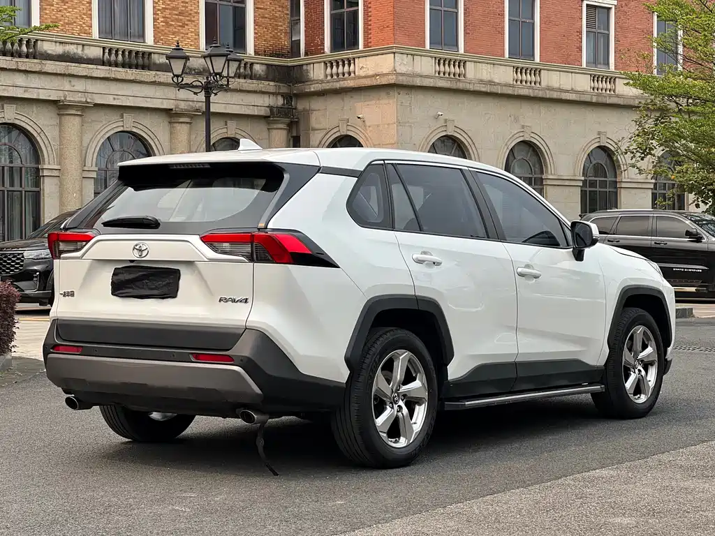 Toyota RAV4 2022 — фото 6