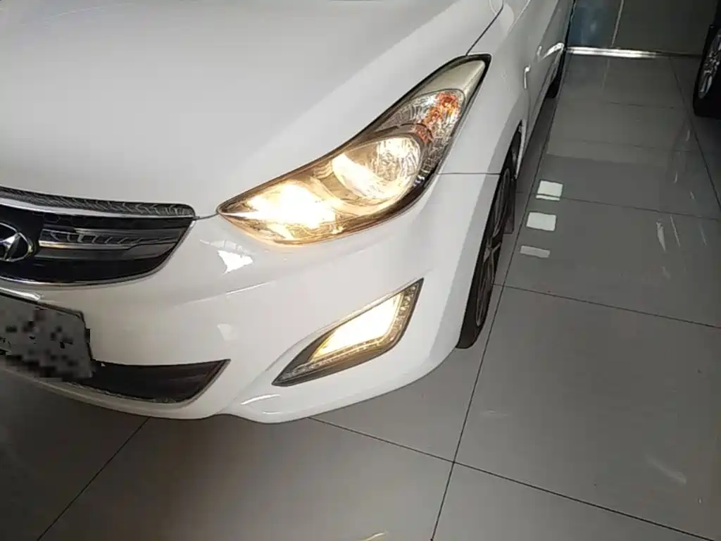 Hyundai Elantra 2016 — фото 24