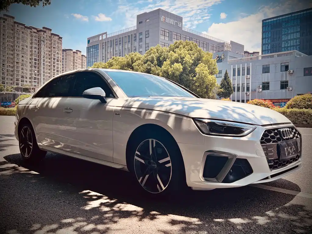 Audi A4L 2021 — фото 1