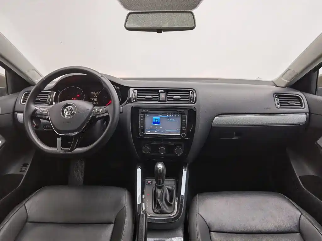 Volkswagen Sagitar 2016