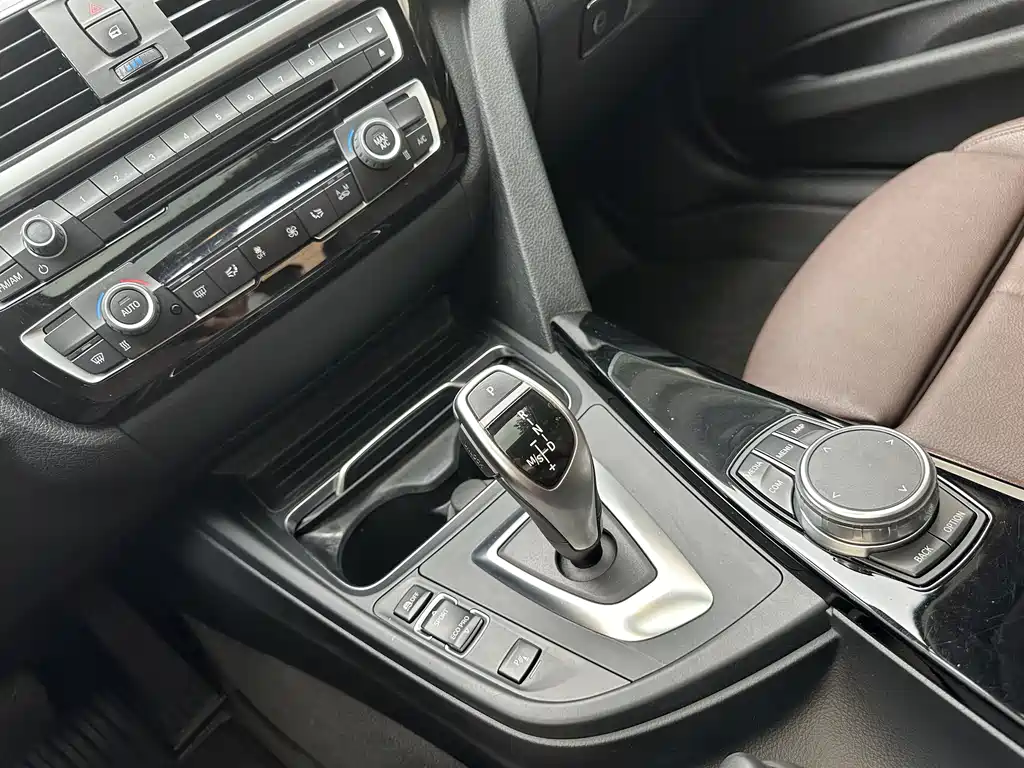 BMW 3 Series 2019 — фото 16