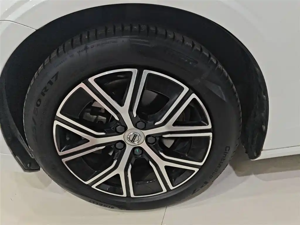 Volvo S60 2023 — фото 23
