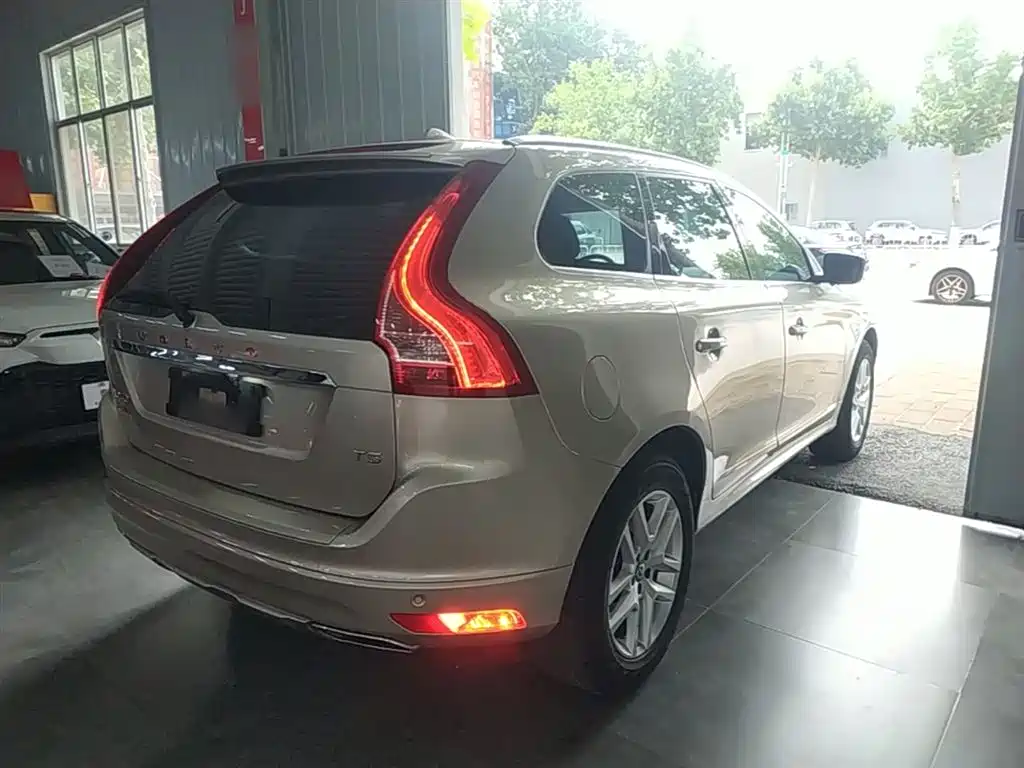 Volvo XC60 2017 — фото 7