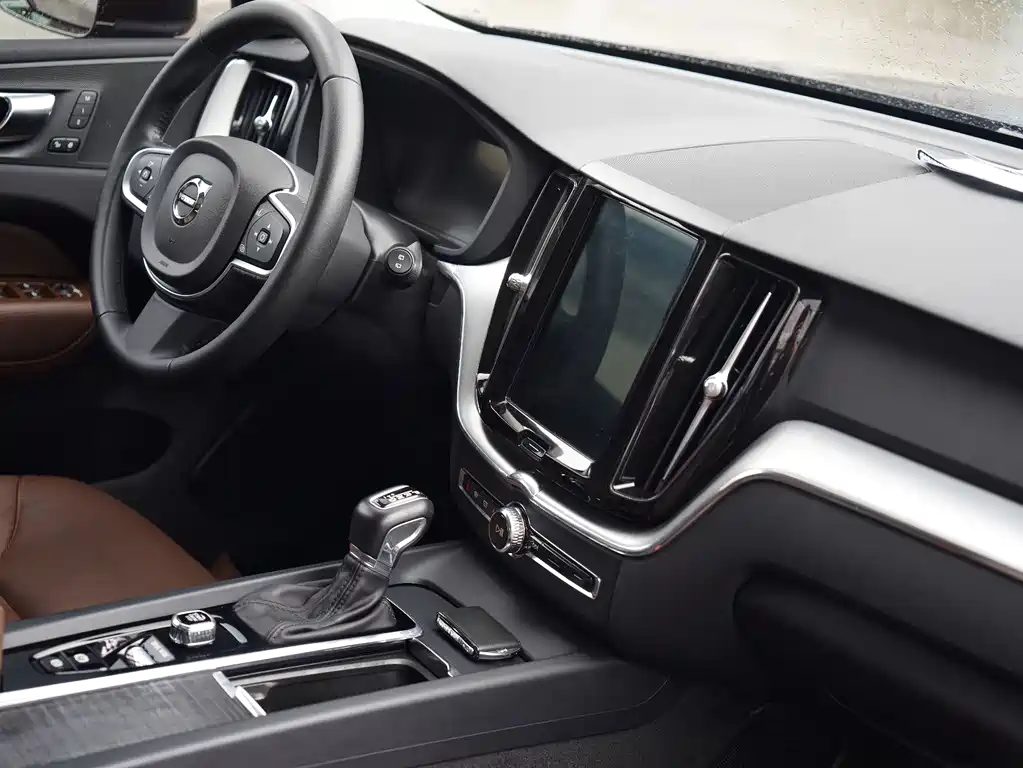 Volvo XC60 2019 — фото 11