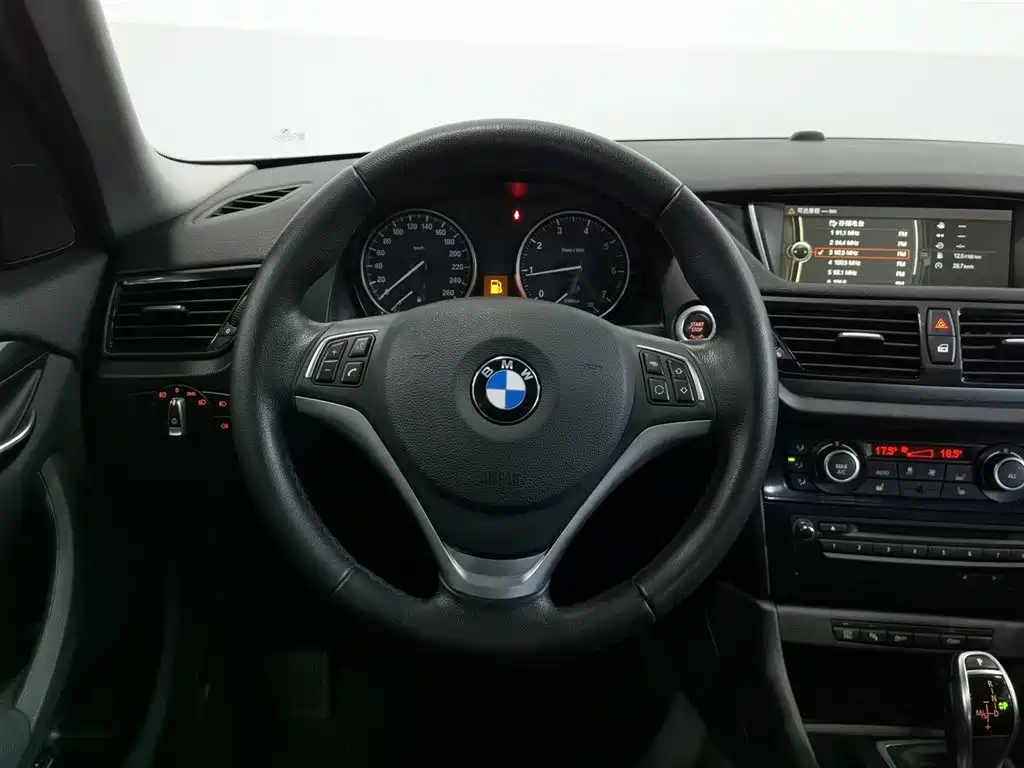 BMW X1 2015 — фото 11