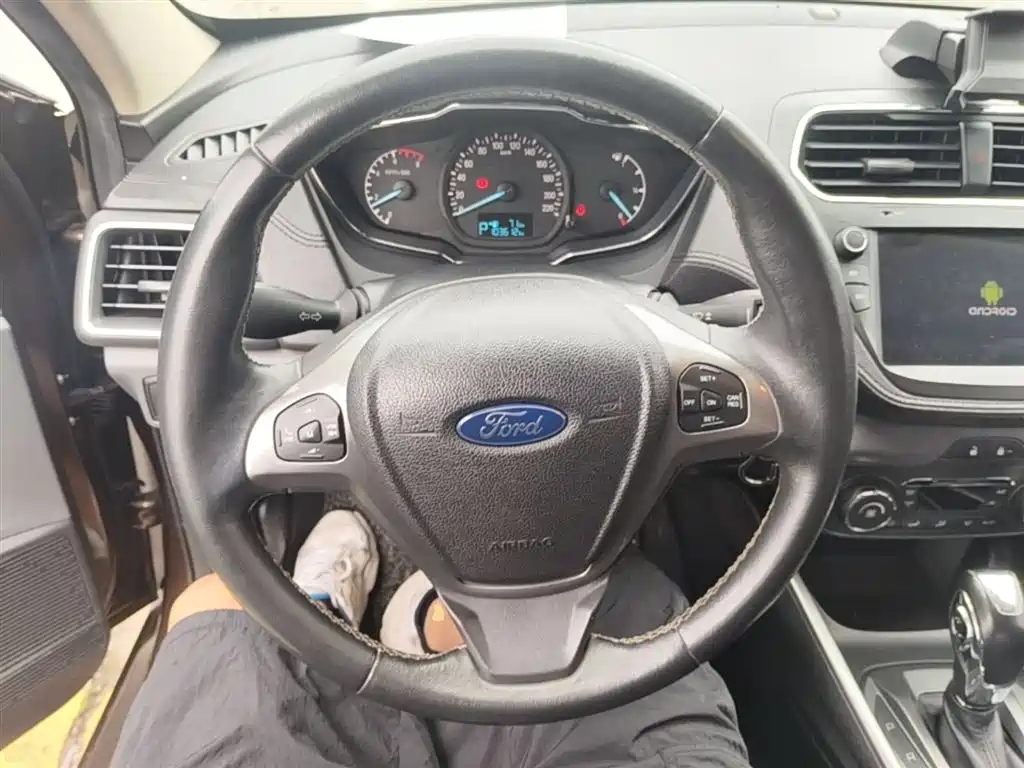 Ford Escort 2015 — фото 11