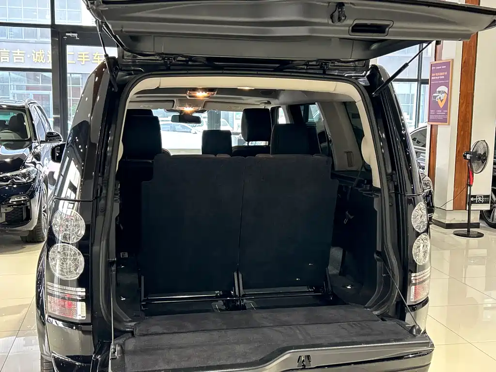 Land Rover Discovery 2017 — фото 28