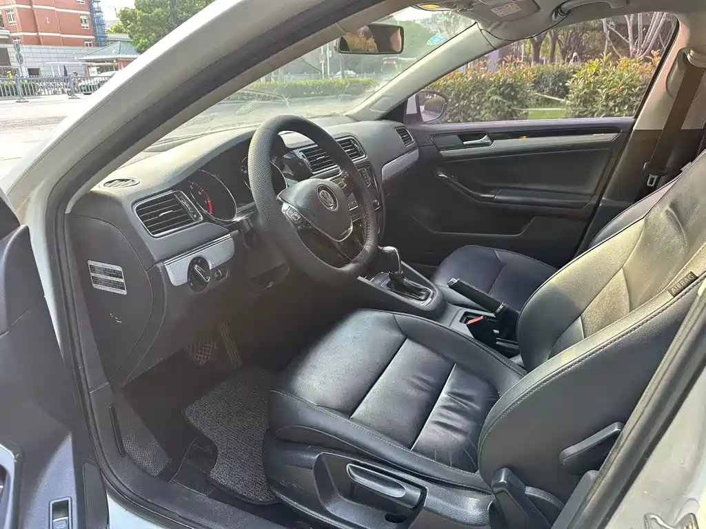 Volkswagen Sagitar 2016