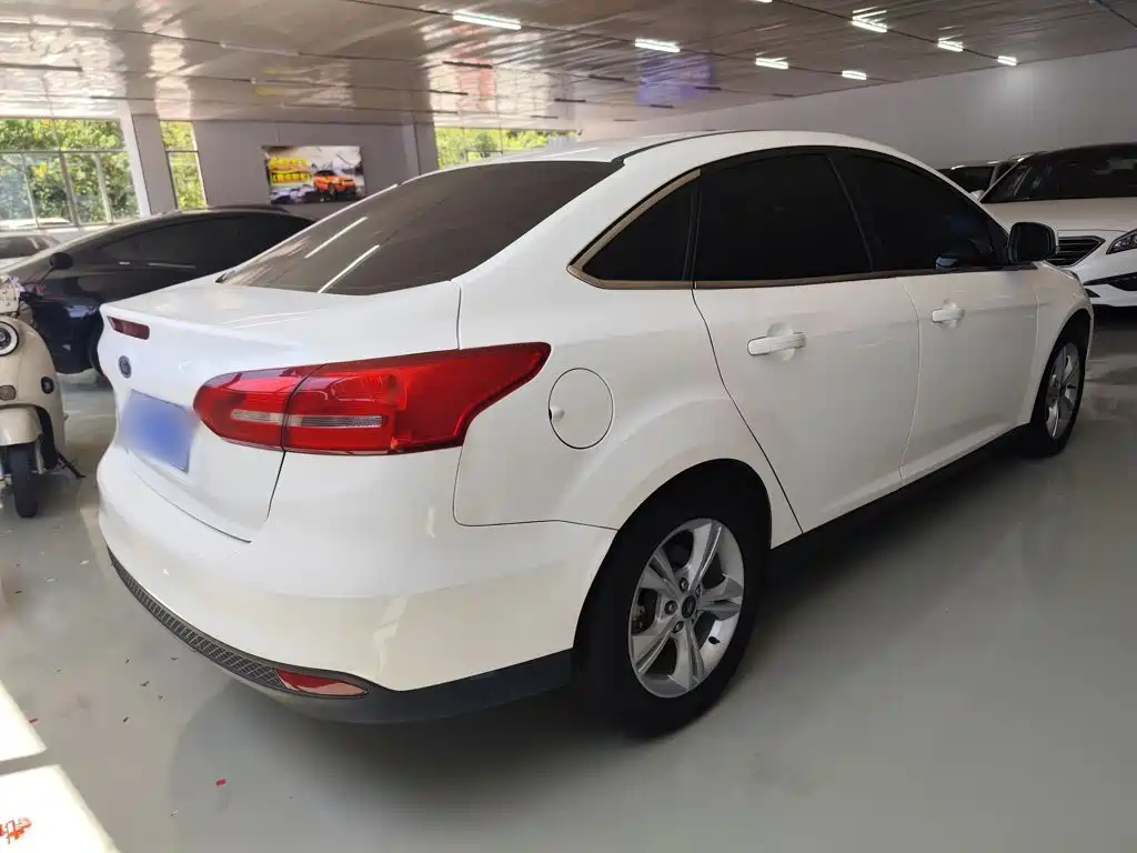 Ford Focus 2018 — фото 11