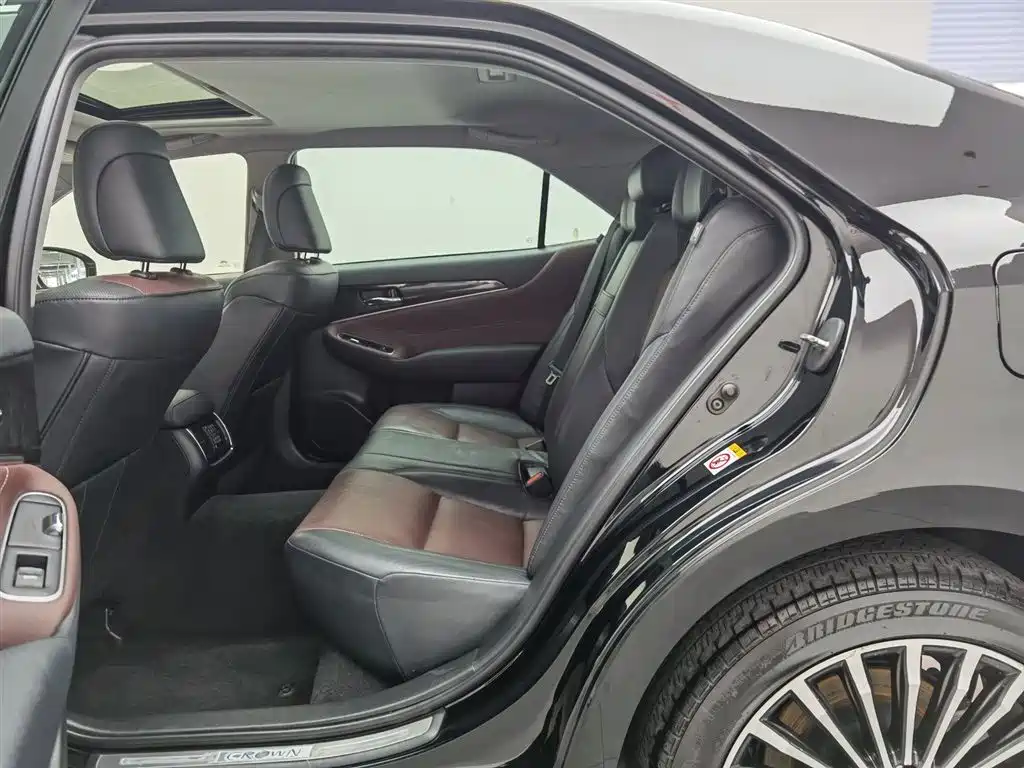 Toyota Crown 2018 — фото 15