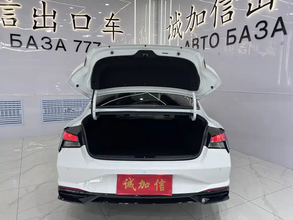 Hyundai Elantra 2023 — фото 17