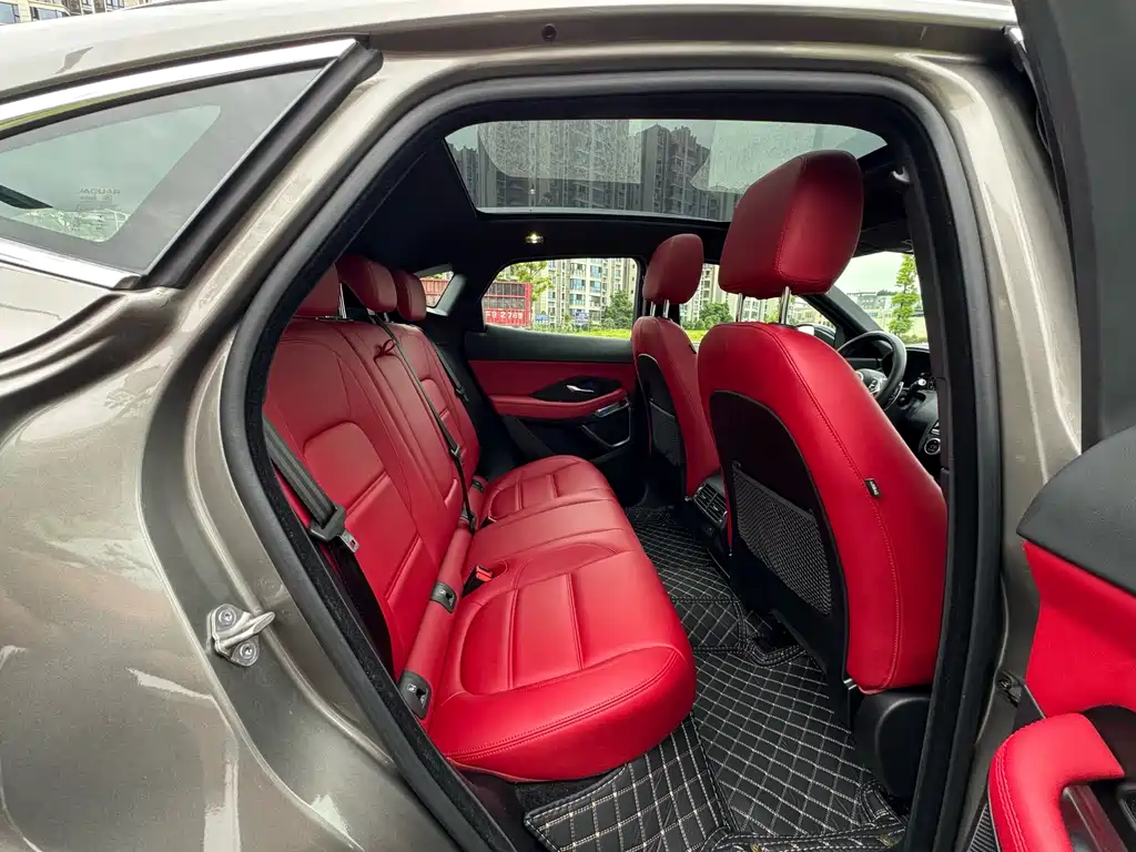 Jaguar E-PACE 2023 — фото 13