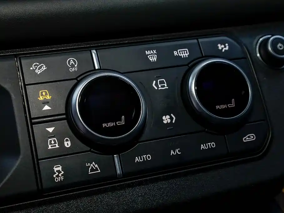 Land Rover Defender 2024 — фото 18