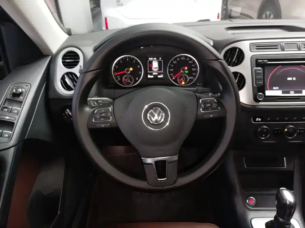 Volkswagen Tiguan 2015 — фото 11