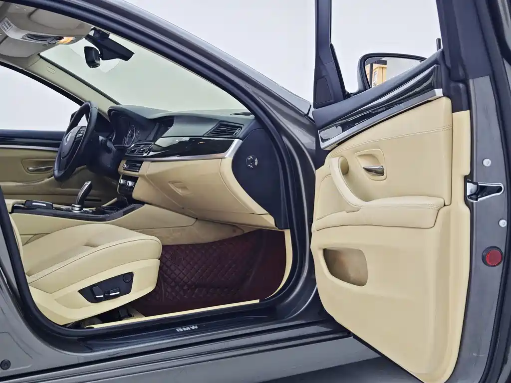 BMW 5 Series 2012 — фото 18