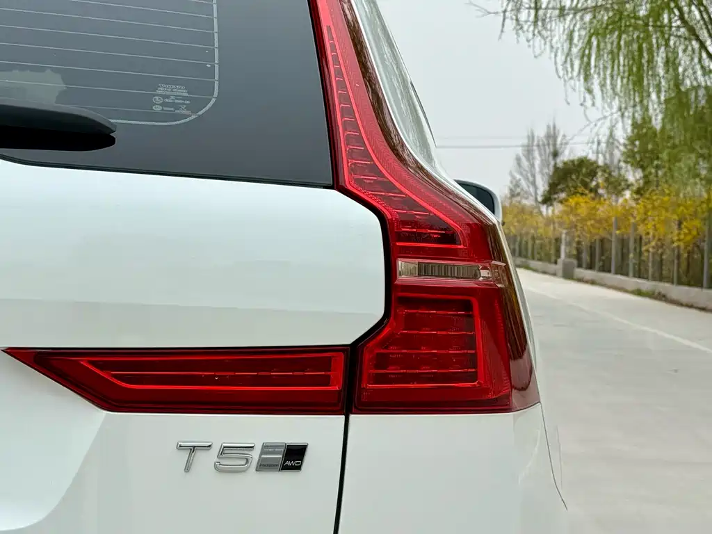 Volvo XC60 2020 — фото 11