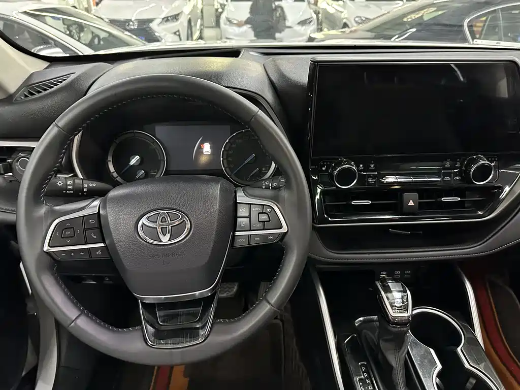 Toyota Highlander 2023 — фото 10