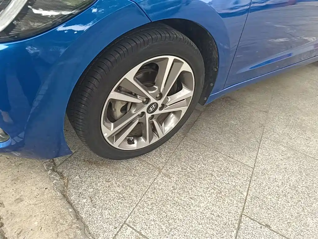 Hyundai Elantra 2018 — фото 23