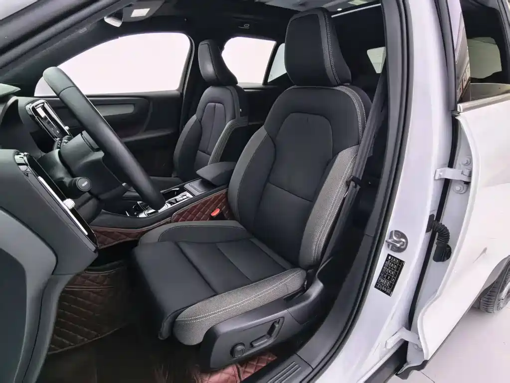 Volvo XC40 2023 — фото 19