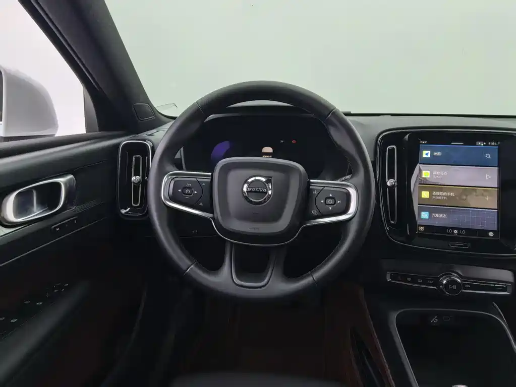 Volvo XC40 2023 — фото 12