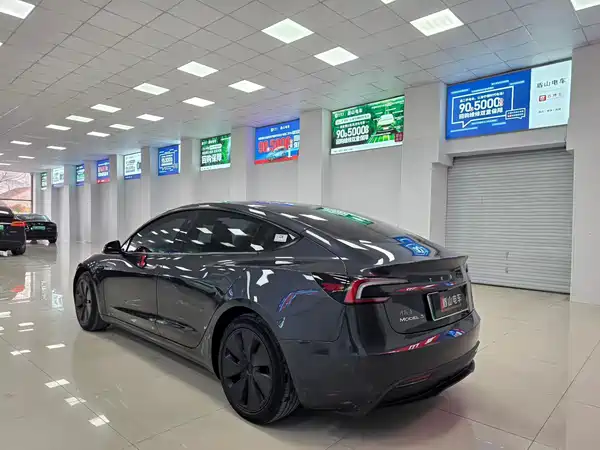 Tesla Model 3 2024