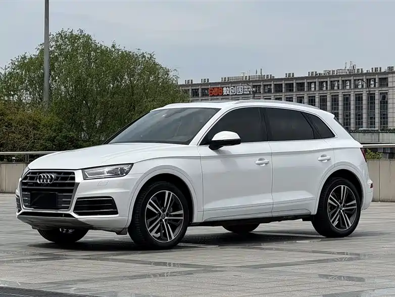 Audi Q5L 2020 — фото 1