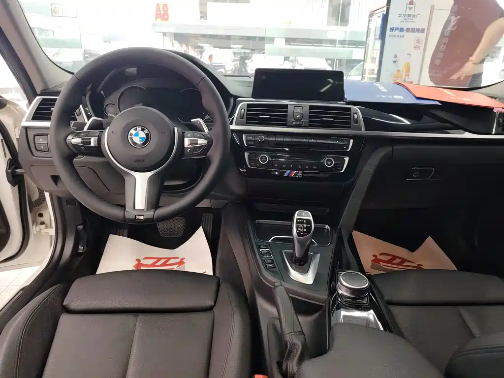 BMW 3 Series 2018 — фото 11