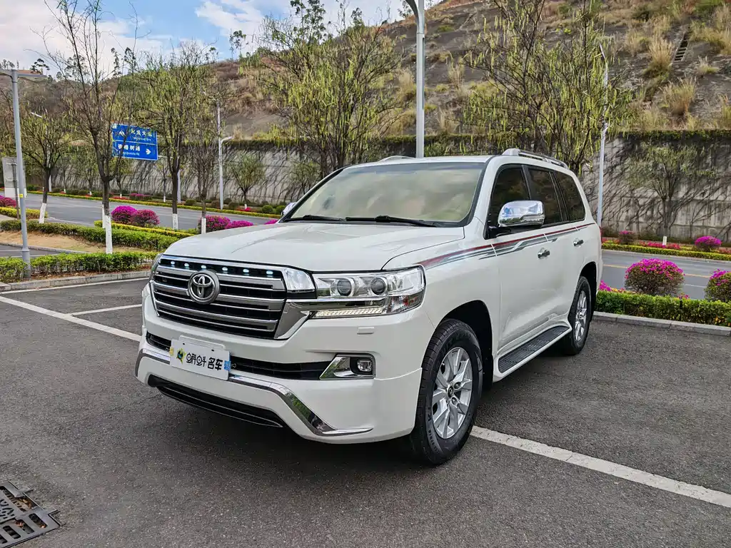 Toyota Land Cruiser 2017 — фото 1
