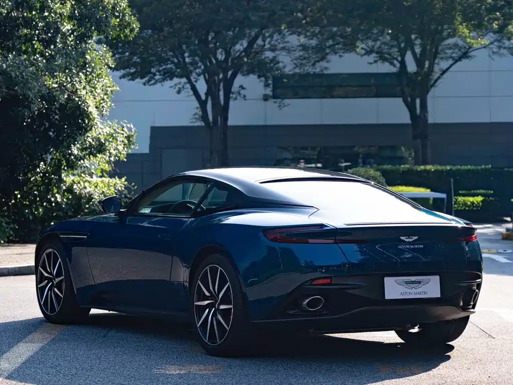 Aston Martin DB11 2022 — фото 7