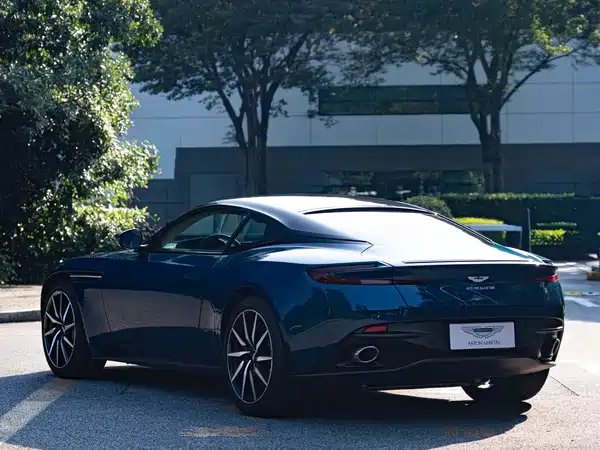 Aston Martin DB11 2022