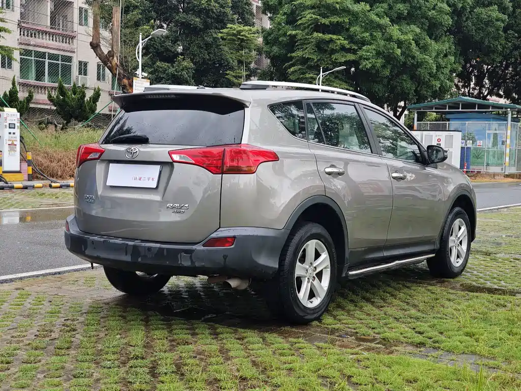Toyota RAV4 2013 — фото 5