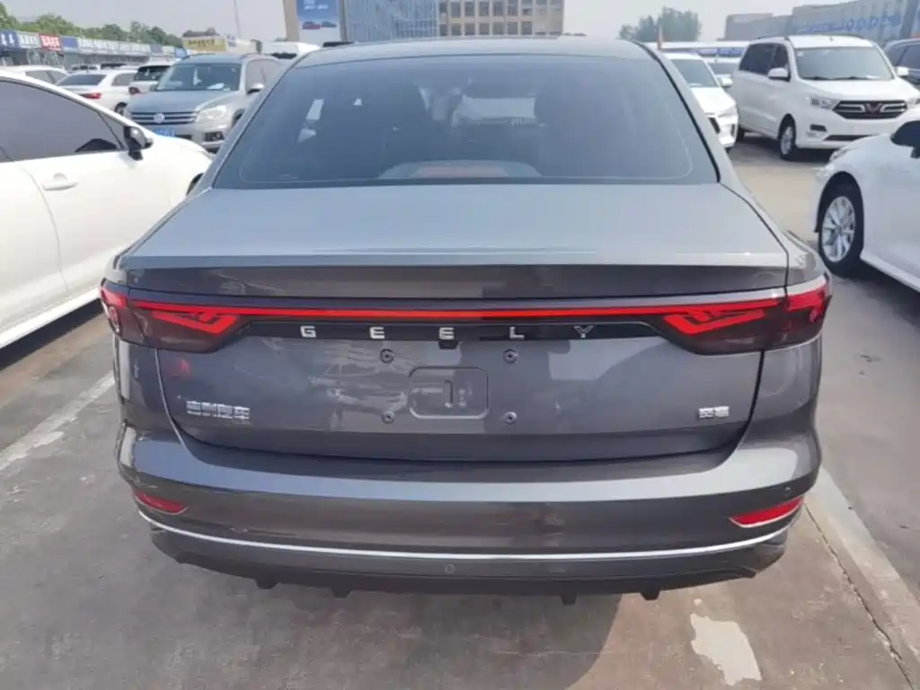 Geely Emgrand 2022