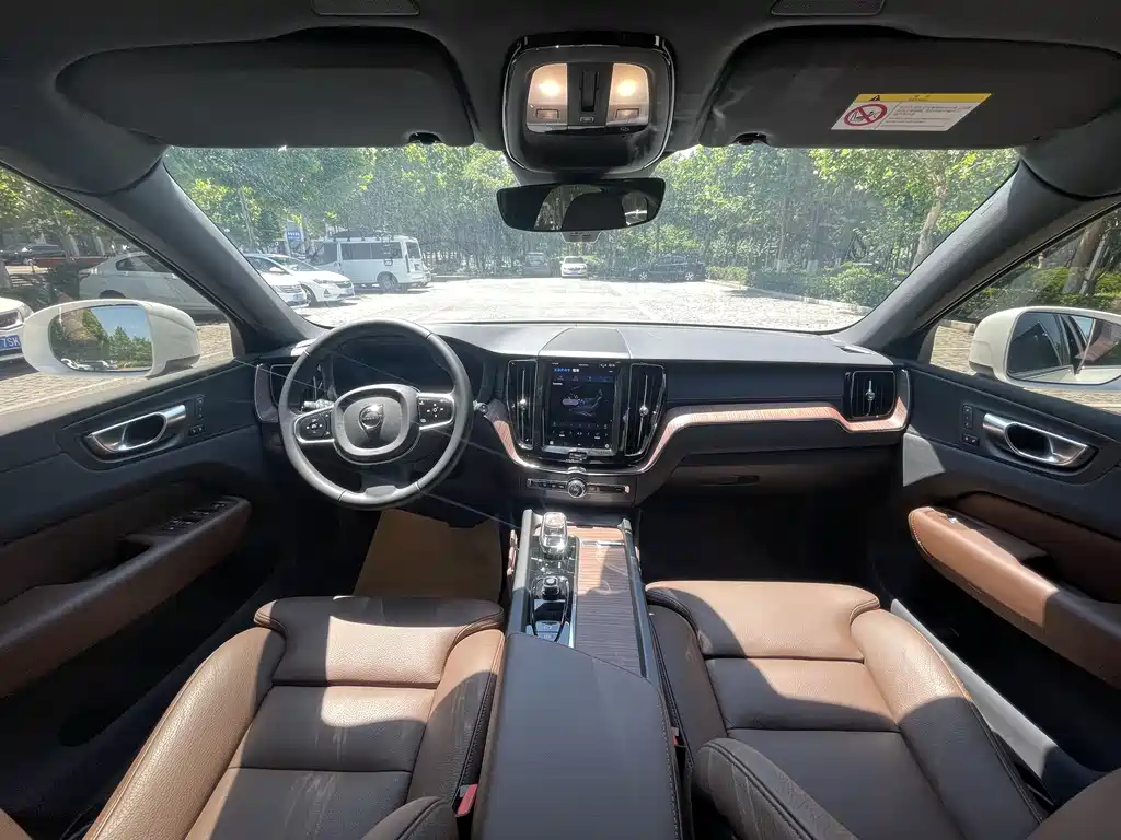 Volvo XC60 2025 — фото 11