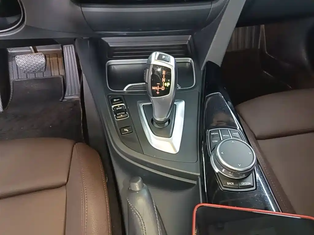 BMW 3 Series 2019 — фото 14