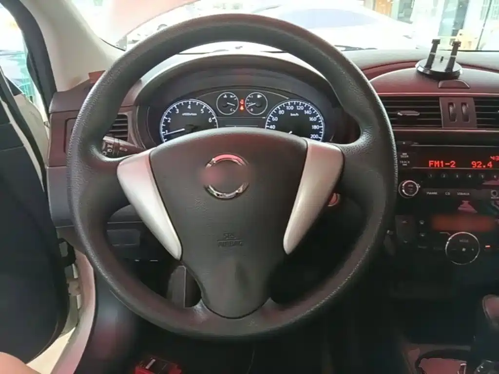 Nissan Tiida 2015 — фото 11
