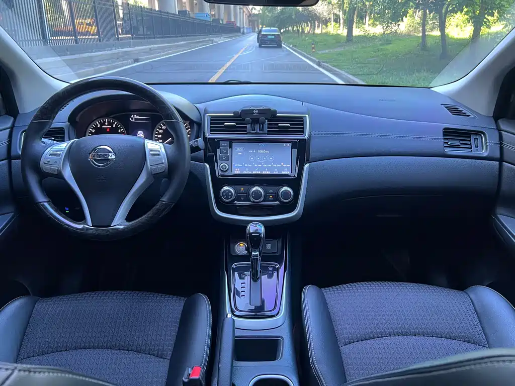Nissan Tiida 2016 — фото 15