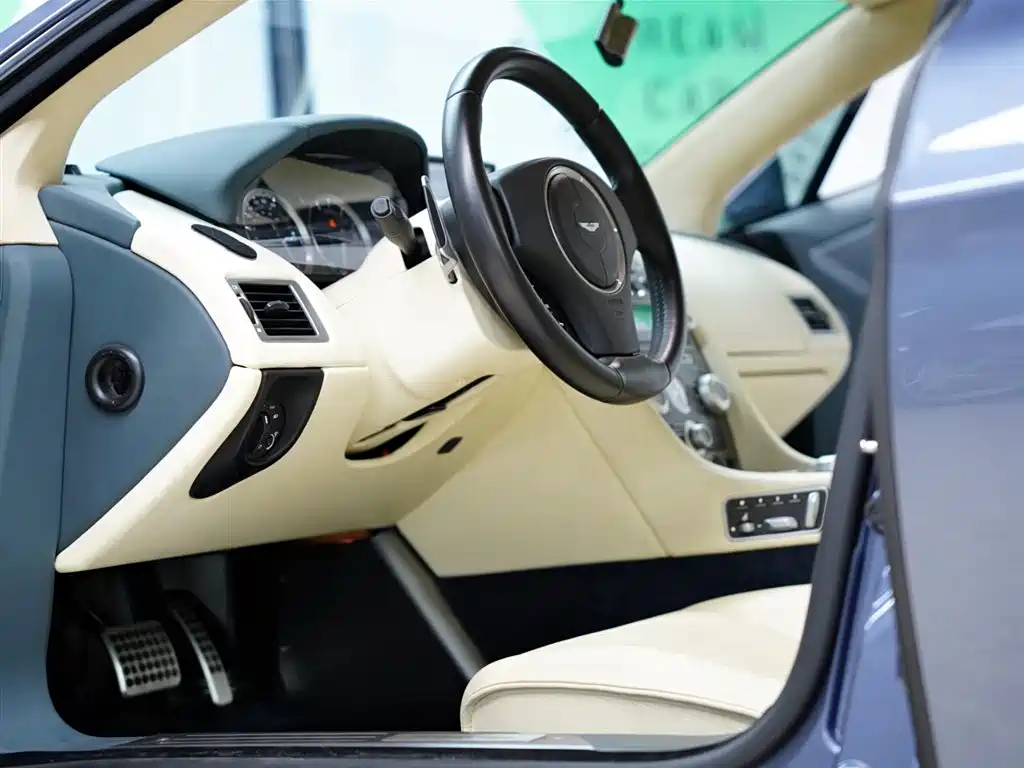 Aston Martin Rapide 2011 — фото 24