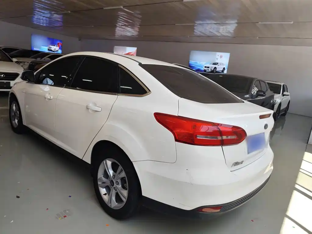 Ford Focus 2018 — фото 10