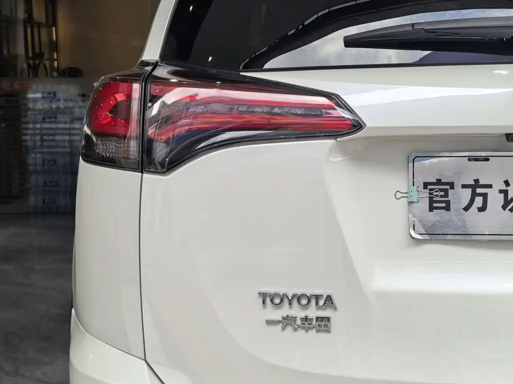 Toyota RAV4 2017 — фото 10