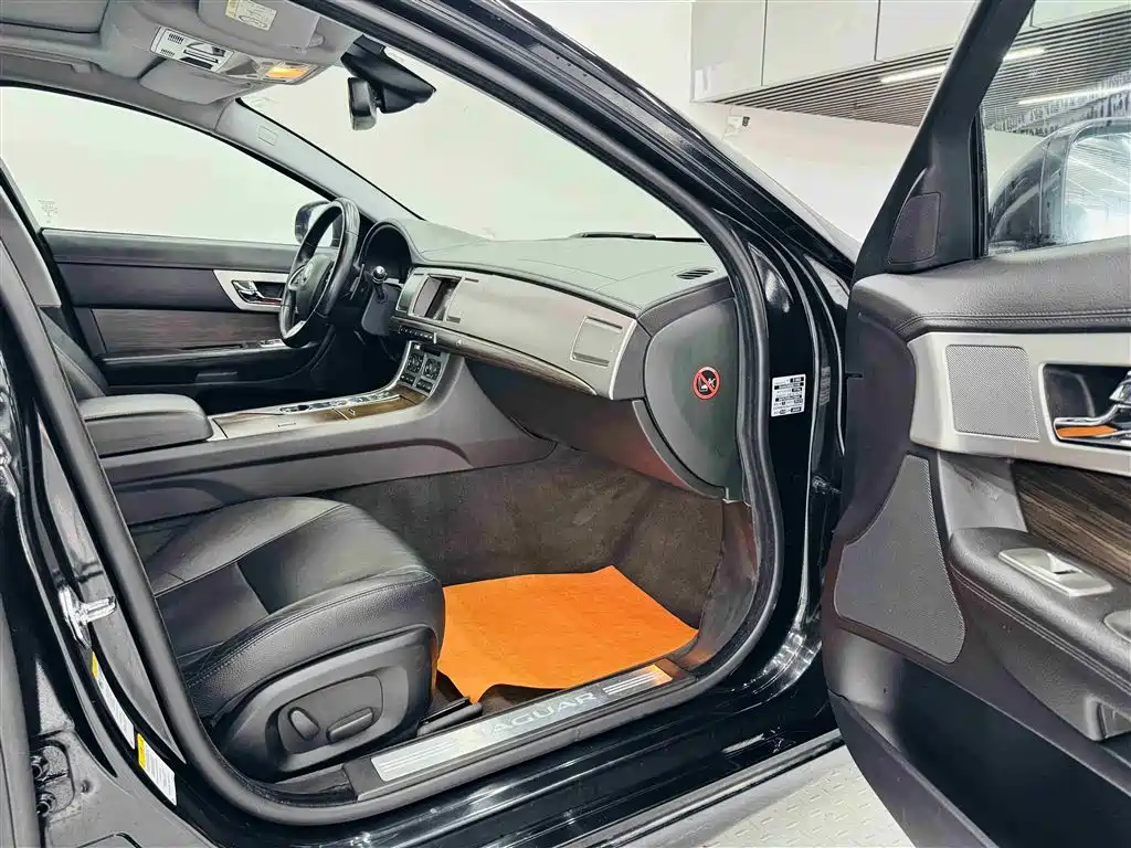 Jaguar XF 2014 — фото 24